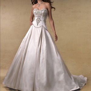 Beautiful 2013 Maggie Sottero style wedding dress